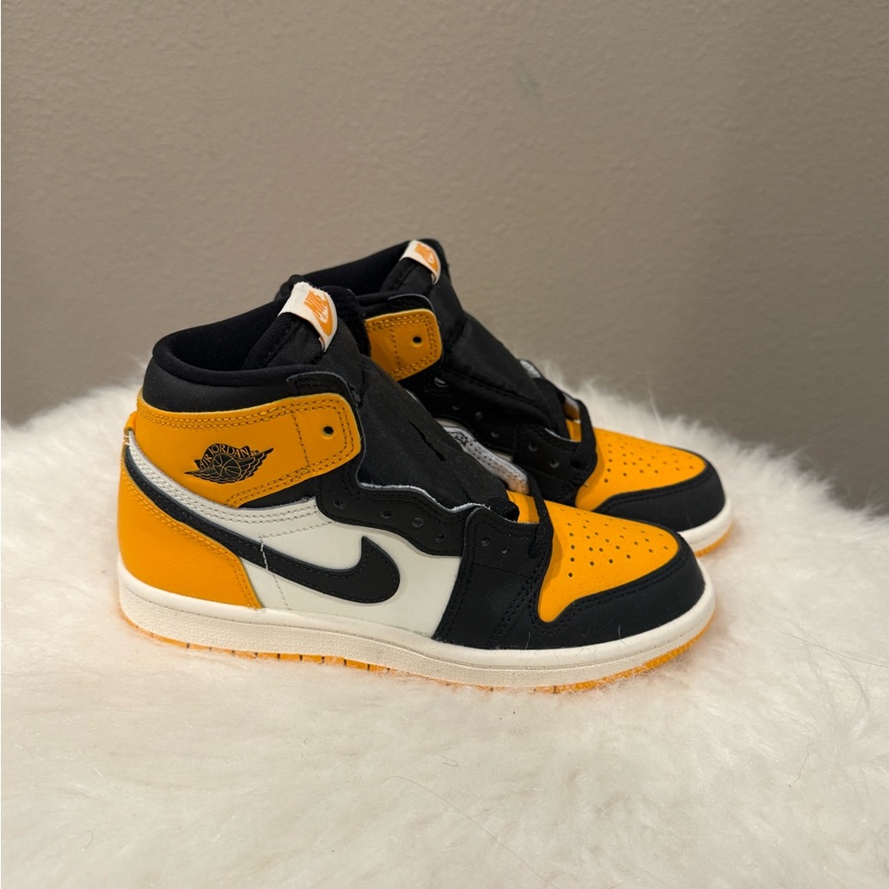 Colorful Sneaker Collection - Picture 14 of 16